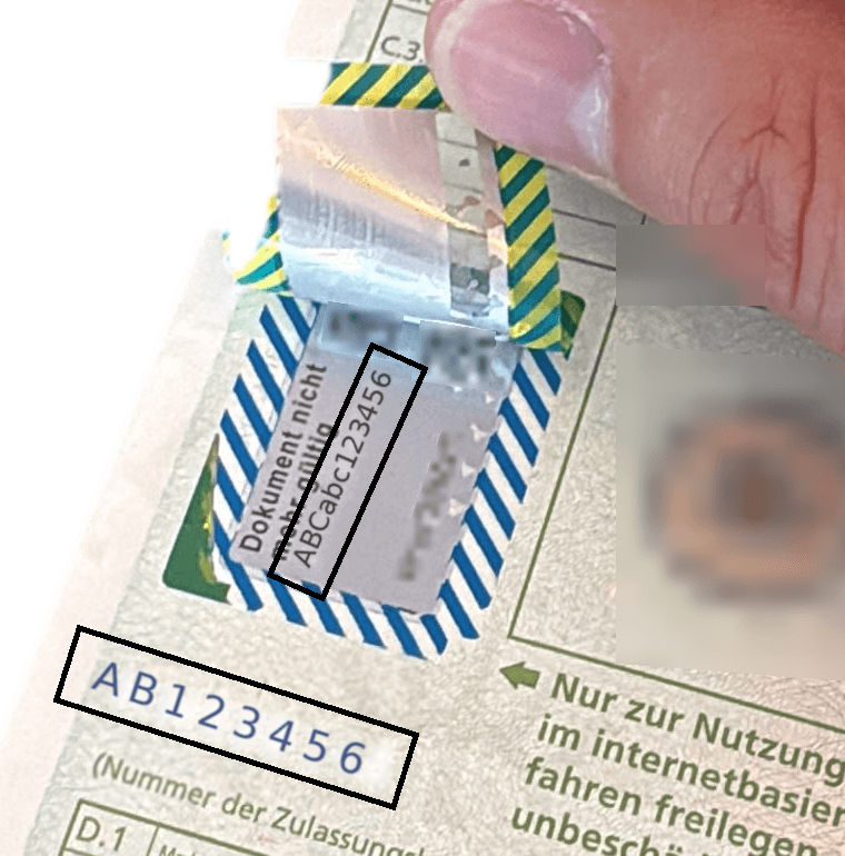 Fahrzeugbrief mit aufgerubbeltem Sicherheitscode unter dem Klebesiegel