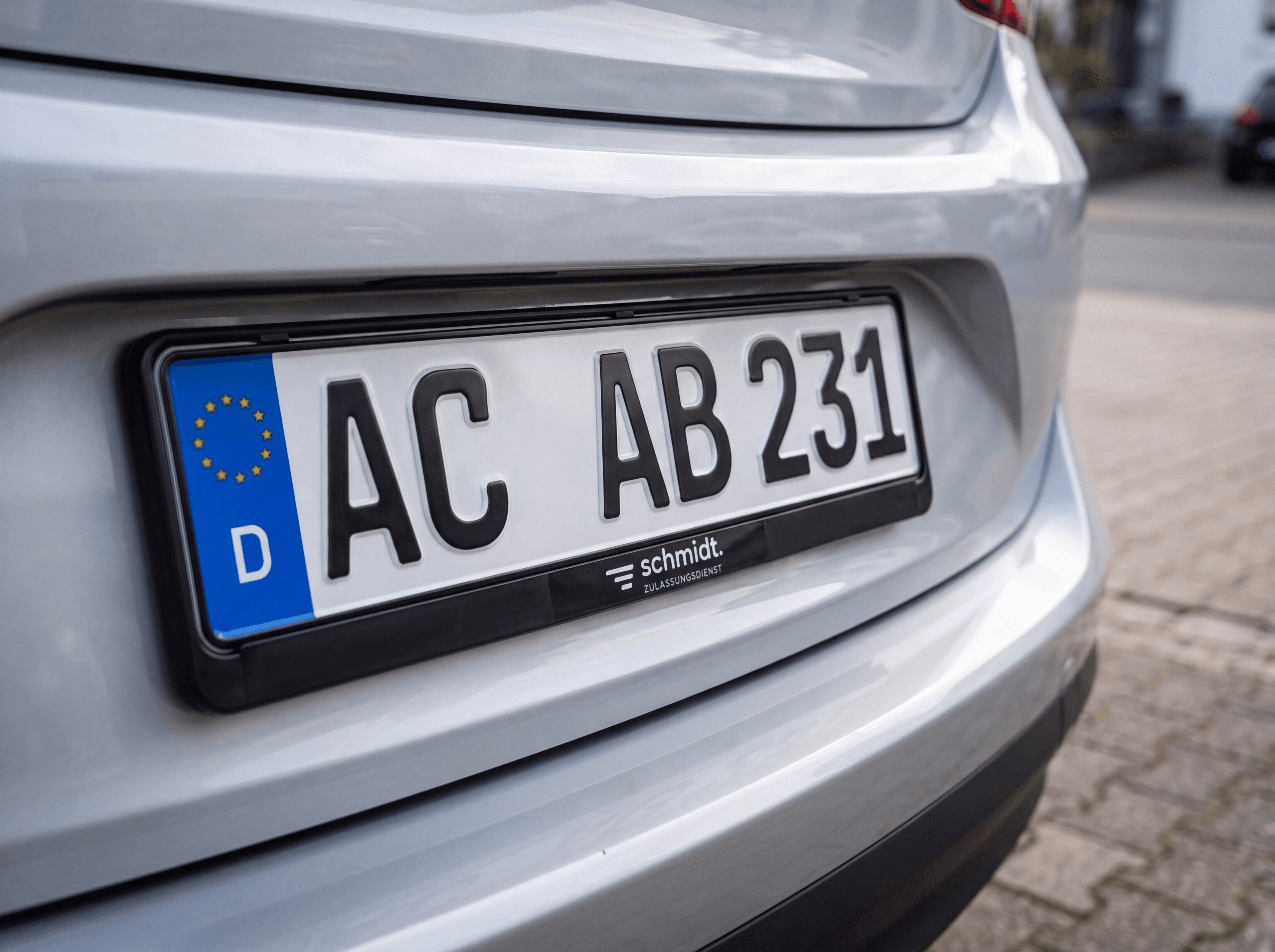 Kennzeichen ist am Fahrzeug angebracht, noch ohne Prüfplakette (HU-Plakette) und Stempelplakette